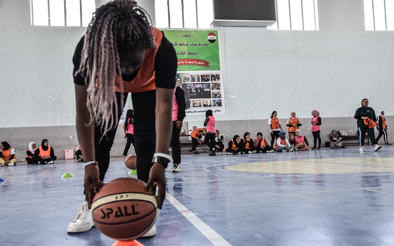 كلية التربية البدنية وعلوم الرياضة تقيم محاضرة عملية عن الخطط الهجومية بلعبة كرة السلة 