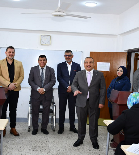 عميد كلية النباتات الطبية والصناعية يتفقد القاعة الامتحانية لطلبة الدراسات العليا (الماجستير) الدفعة الثانية