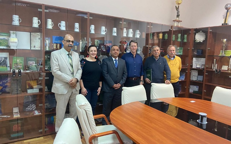  زيارة لتعزيز التعاون العلمي بين كلية النباتات الطبية والصناعية وجامعة ديبرسن - هنغاريا