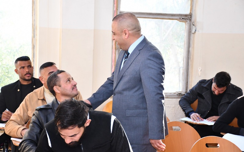 عميد كلية النباتات الطبية والصناعية يتفقد سير الامتحانات النهائية (الفصل الأول) ويطلع على التزام الطلبة بالمنهج الدراسي والزي الرسمي