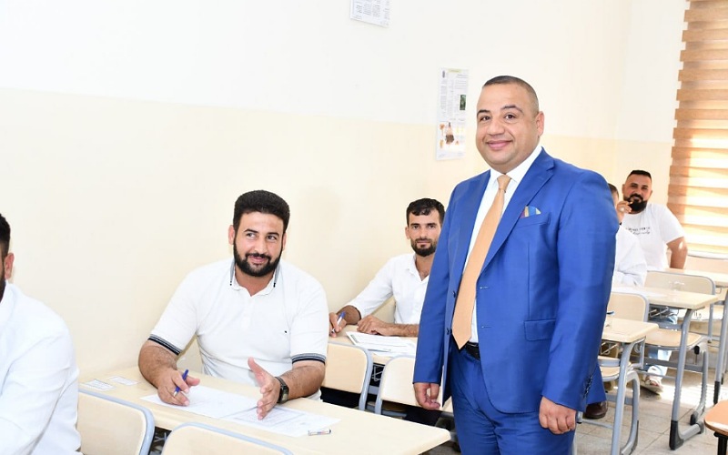 The Dean of the College, Professor Dr. Khaled Khalil Ahmed, attended by many students as part of their effective efforts to support volunteers to support volunteers during the exam period.