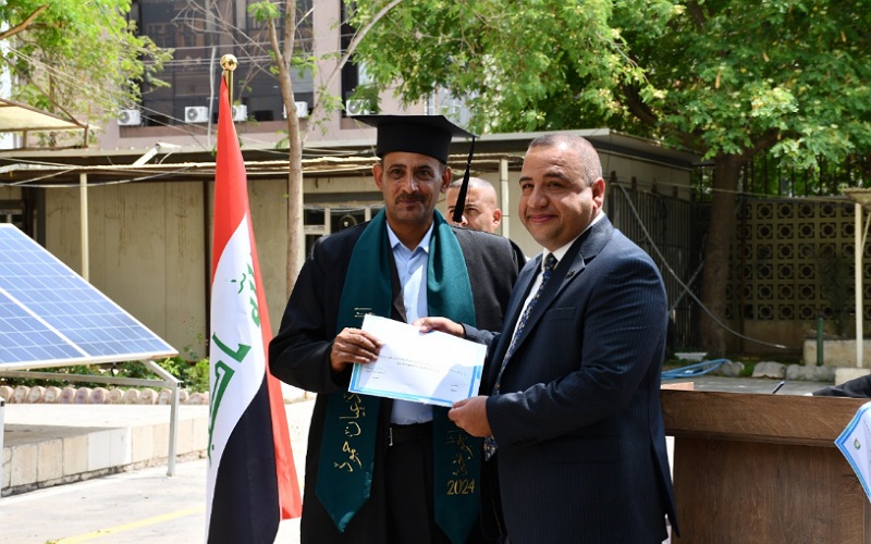 &quot;أعزائي الطلاب المتخرجين،  بفخر وسعادة تامة، أقف اليوم أمامكم لأهنئكم بتخرجكم الناجح من هذه الكلية العريقة، إن هذا اليوم يمثل نقطة تحول في حياة كل واحد منكم، فهو ليس مجرد نهاية رحلة دراسية، بل هو بداية لمغامرات جديدة وتحديات مثيرة.