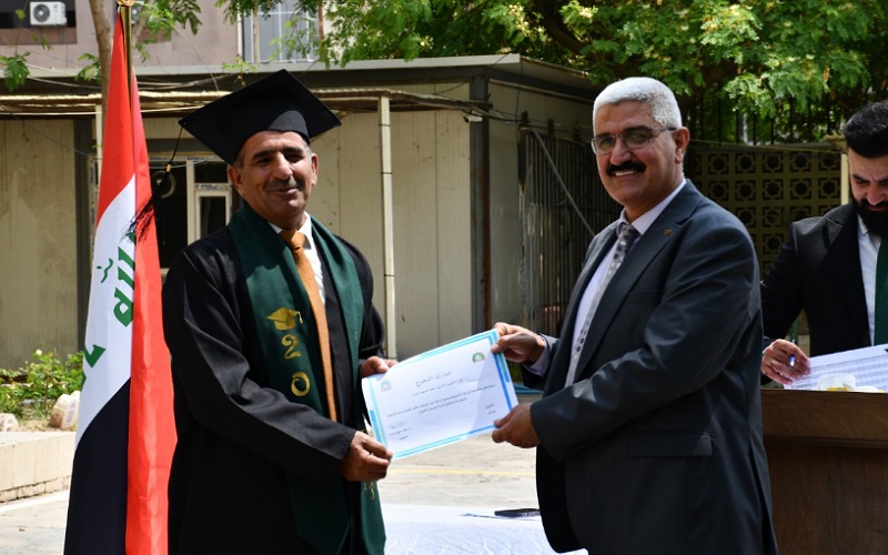 &quot;أعزائي الطلاب المتخرجين،  بفخر وسعادة تامة، أقف اليوم أمامكم لأهنئكم بتخرجكم الناجح من هذه الكلية العريقة، إن هذا اليوم يمثل نقطة تحول في حياة كل واحد منكم، فهو ليس مجرد نهاية رحلة دراسية، بل هو بداية لمغامرات جديدة وتحديات مثيرة.