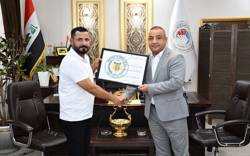 A student in the Department of Medicinal Plants designs an innovative logo for his future company in the presence and praise of the Dean of the College