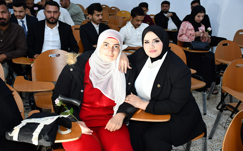 كلية النباتات الطبية والصناعية تستقبل طلبة المرحلة الأولى بالورد وترحيب علمي مميز