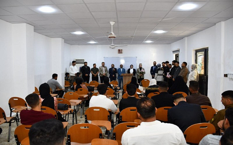 كلية النباتات الطبية والصناعية تستقبل طلبة المرحلة الأولى بالورد وترحيب علمي مميز