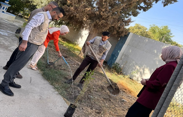 كلية النباتات الطبية والصناعية تواصل حملتها الكبرى للتشجير في مدارس محافظة كركوك
