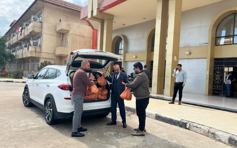 كلية النباتات الطبية والصناعية توزع 100 سلة رمضانية على طلبة الأقسام الداخلية