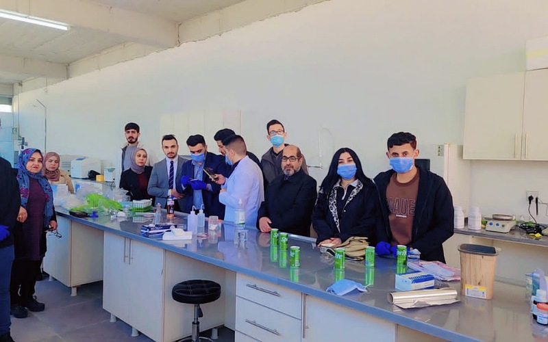 طلبة قسم النباتات الطبية في سفرة علمية إلى المختبر الاستشاري العلمي للاطلاع على تقنيات استخلاص المركبات النباتية