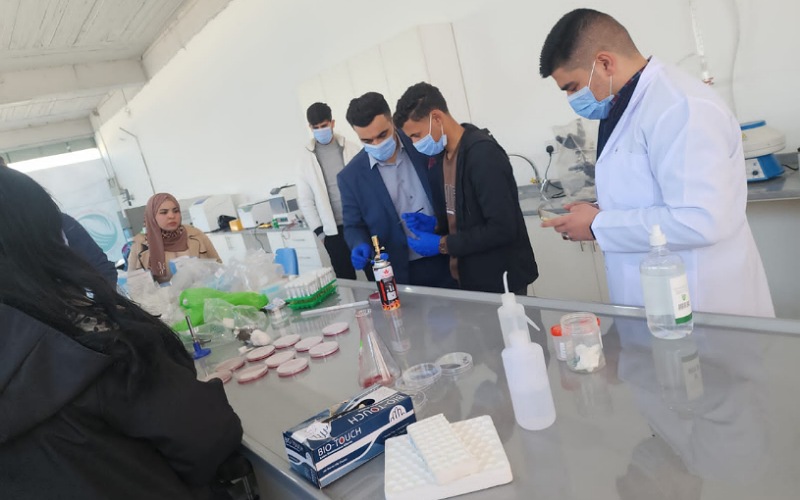 طلبة قسم النباتات الطبية في سفرة علمية إلى المختبر الاستشاري العلمي للاطلاع على تقنيات استخلاص المركبات النباتية