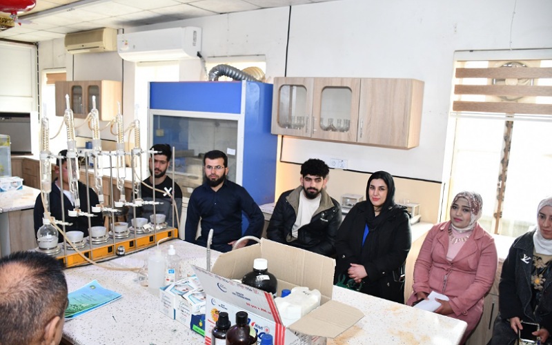 كلية النباتات الطبية والصناعية تنظم محاضرة ميدانية عن التقنيات الحديثة في الأجهزة المختبرية وتأثيرها على جودة البحث العلمي