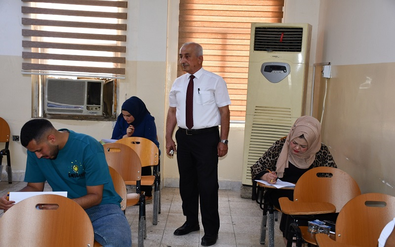 معاون العميد للشؤون العلمية يتفقد القاعات الدراسية أثناء أداء الامتحان التنافسي لطلبة الماجستير