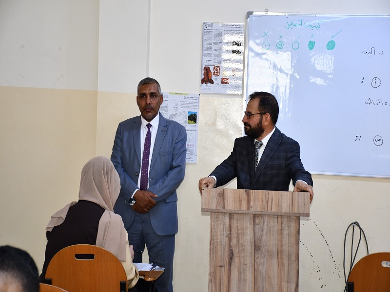 معاون العميد للشؤون العلمية يتفقد القاعات الدراسية أثناء أداء الامتحان التنافسي لطلبة الماجستير