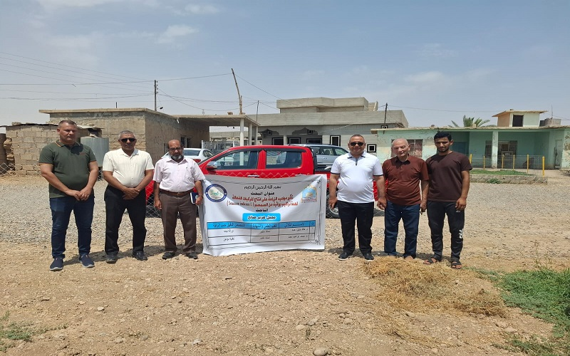 عميد كلية النباتات الطبية والصناعية يتفقد مشروع بحث ماجستير حول تأثير مواعيد الزراعة على المركبات الفعالة في السمسم