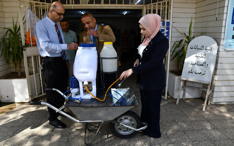 إنجاز علمي مبتكر لكلية النباتات الطبية والصناعية في تصنيع آلة زراعية حديثة