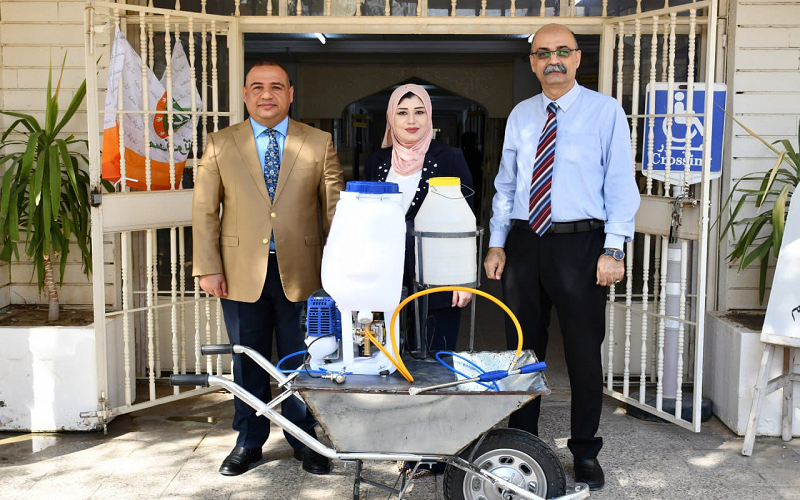 إنجاز علمي مبتكر لكلية النباتات الطبية والصناعية في تصنيع آلة زراعية حديثة