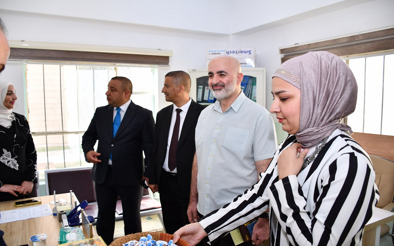 عميد كلية النباتات الطبية والصناعية يستقبل رئيس لجنة تقييم الواقع الأكاديمي والعلمي