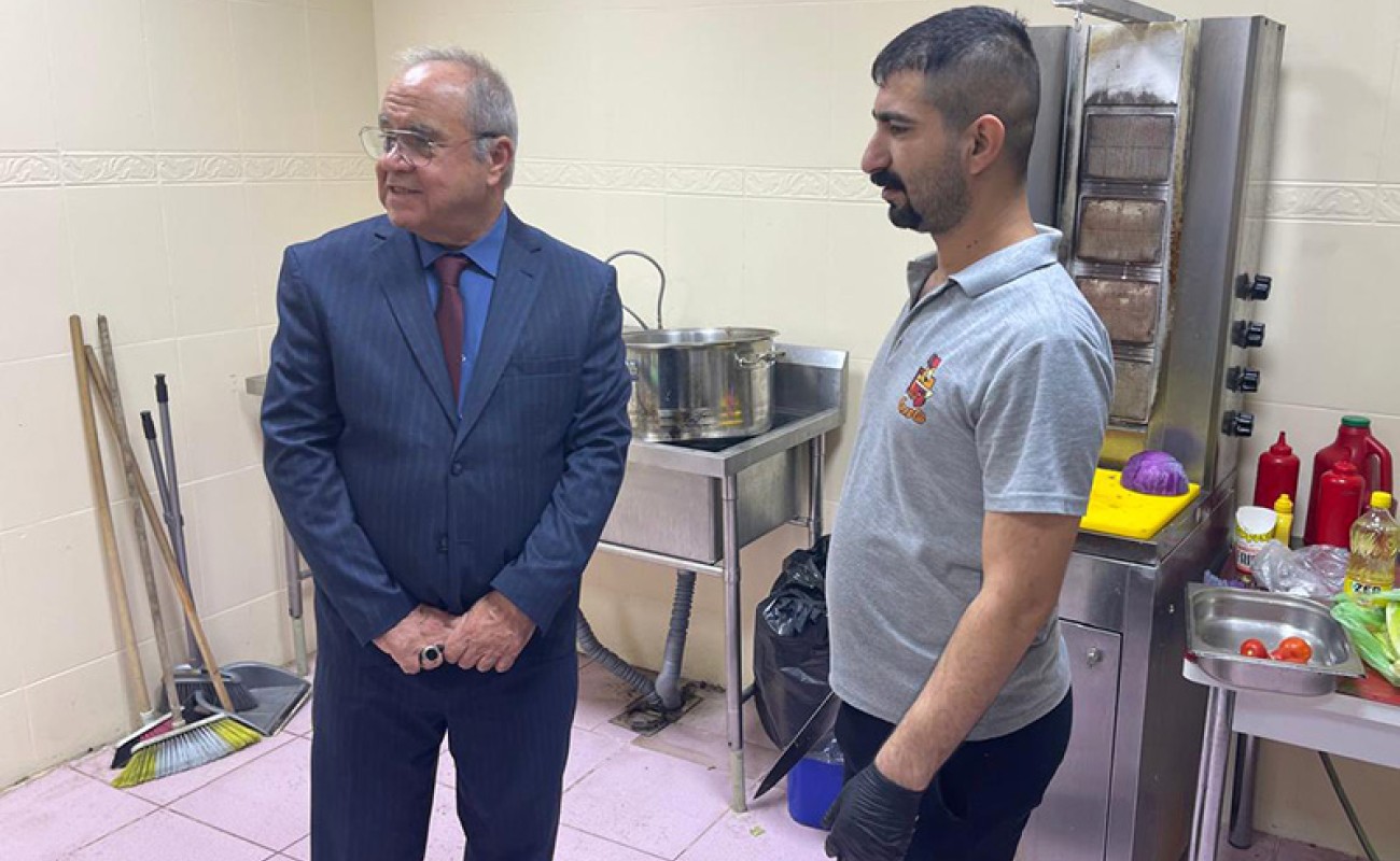 عميد كلية الإدارة والاقتصاد يتفقد الكافتيريا والبهو لضمان جودة الخدمات للطلبة