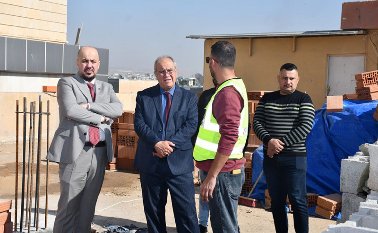عميد كلية الإدارة والاقتصاد يتفقد الأبنية ويؤكد على سرعة إنجاز القاعات الدراسية
