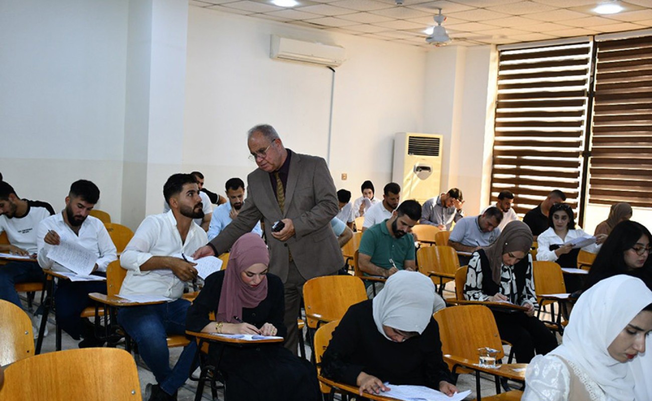 استمرار الامتحانات التقويمية في كلية الإدارة والاقتصاد بإشراف ومتابعة عميد الكلية