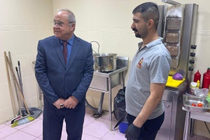 عميد كلية الإدارة والاقتصاد يتفقد الكافتيريا والبهو لضمان جودة الخدمات للطلبة