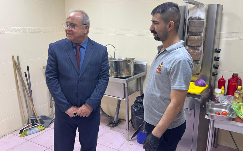 عميد كلية الإدارة والاقتصاد يتفقد الكافتيريا والبهو لضمان جودة الخدمات للطلبة