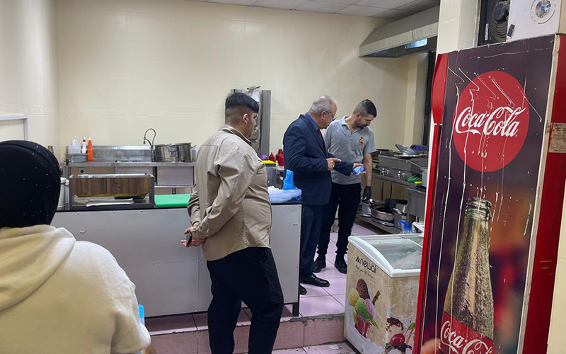 عميد كلية الإدارة والاقتصاد يتفقد الكافتيريا والبهو لضمان جودة الخدمات للطلبة