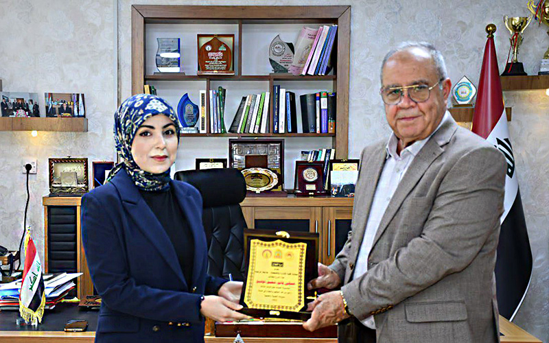 عميد كلية الإدارة والاقتصاد يكرّم ثلاثة من الطلبة المتميزين خلال أسبوع فعاليات يوم جامعة كركوك