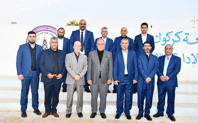 صور جماعية لشعبة المتابعة بحضور عميد كلية الإدارة والاقتصاد