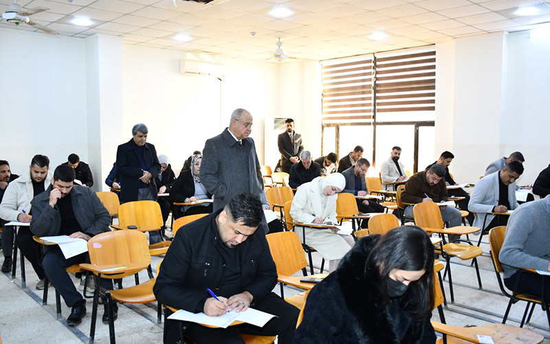 عميد الكلية يتفقد سير الامتحانات النهائية لطلبة الدراسات العليا والأولية