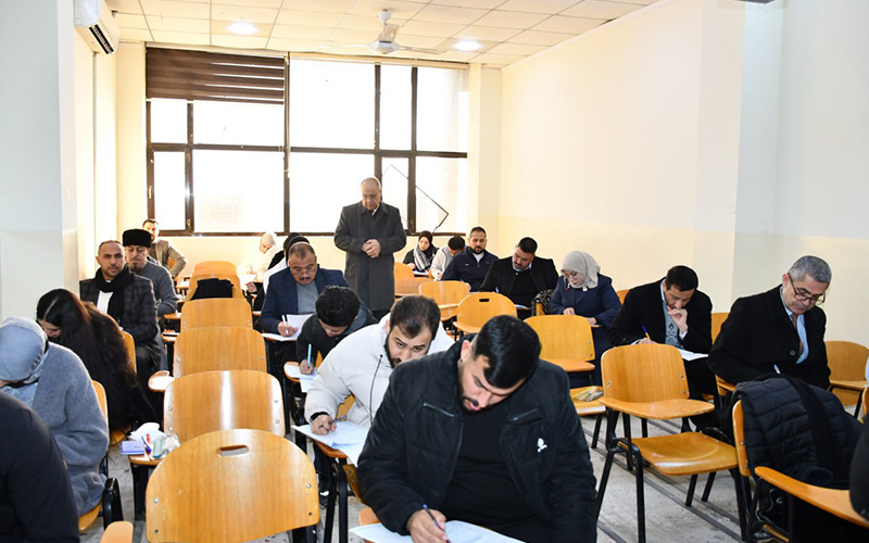 عميد الكلية يتفقد سير الامتحانات النهائية لطلبة الدراسات العليا والأولية