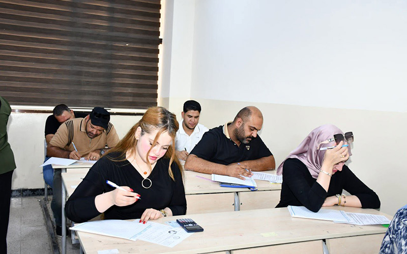 عمادة كلية الإدارة والاقتصاد تتابع سير امتحانات الدراسات الأولية والعليا