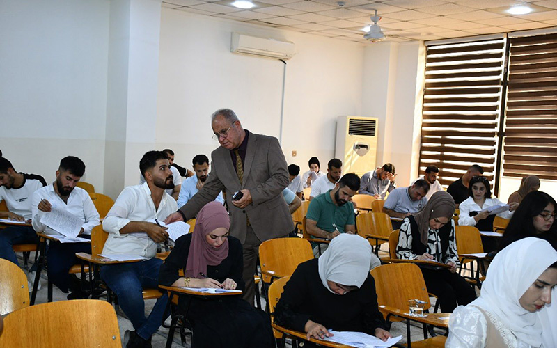 استمرار الامتحانات التقويمية في كلية الإدارة والاقتصاد بإشراف ومتابعة عميد الكلية