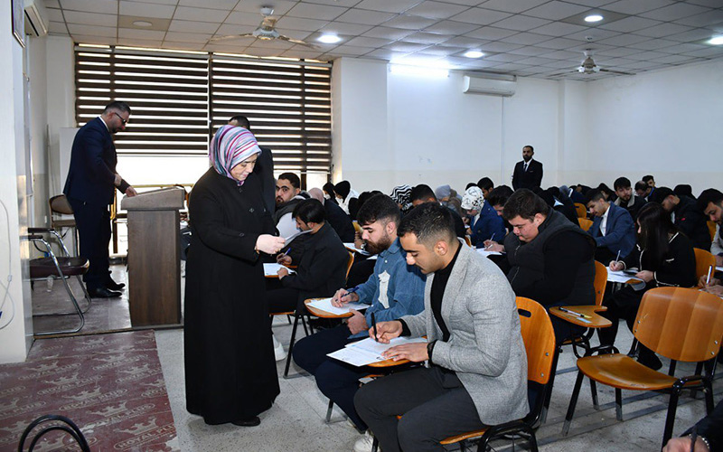 اللجنة المركزية لمتابعة الامتحانات تزور كلية الإدارة والاقتصاد