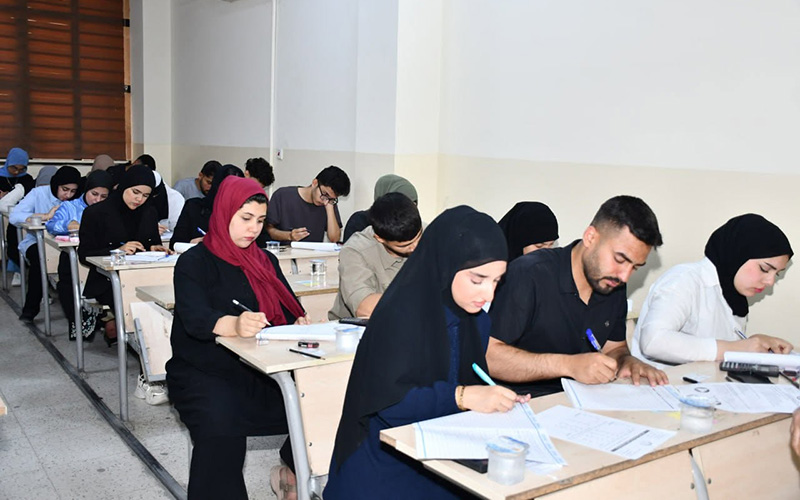 المعاون العلمي يتفقد سير الامتحانات النهائية في كلية الإدارة والاقتصاد