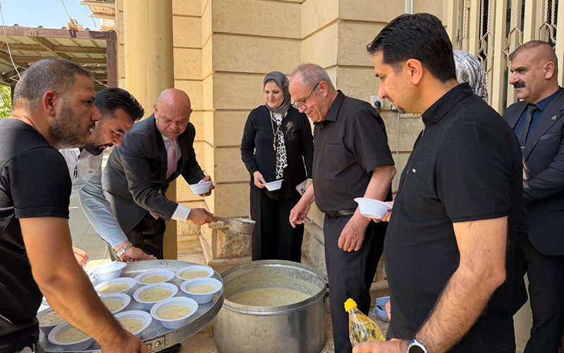 مساعد رئيس الجامعة للشؤون الإدارية يشارك في مأدبة زاد ثواب الإمام الحسين (عليه السلام) في كلية الإدارة والاقتصاد