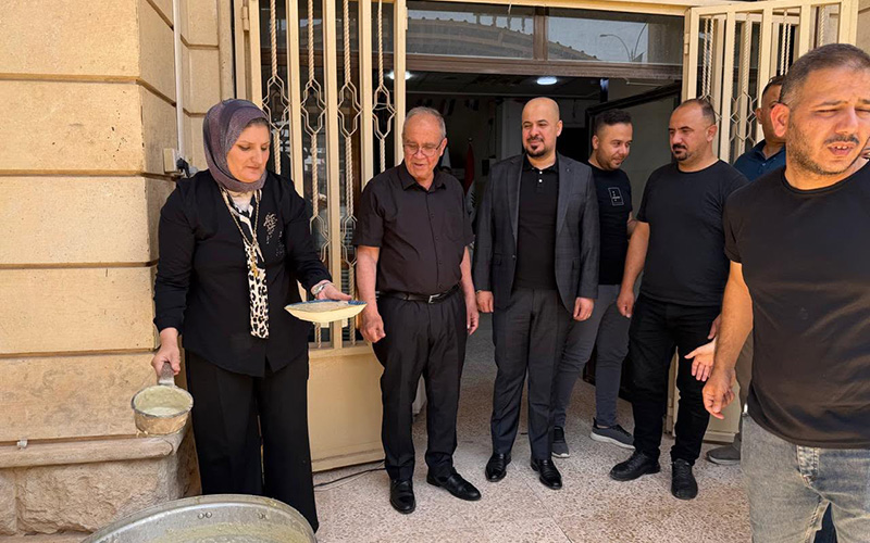 مساعد رئيس الجامعة للشؤون الإدارية يشارك في مأدبة زاد ثواب الإمام الحسين (عليه السلام) في كلية الإدارة والاقتصاد