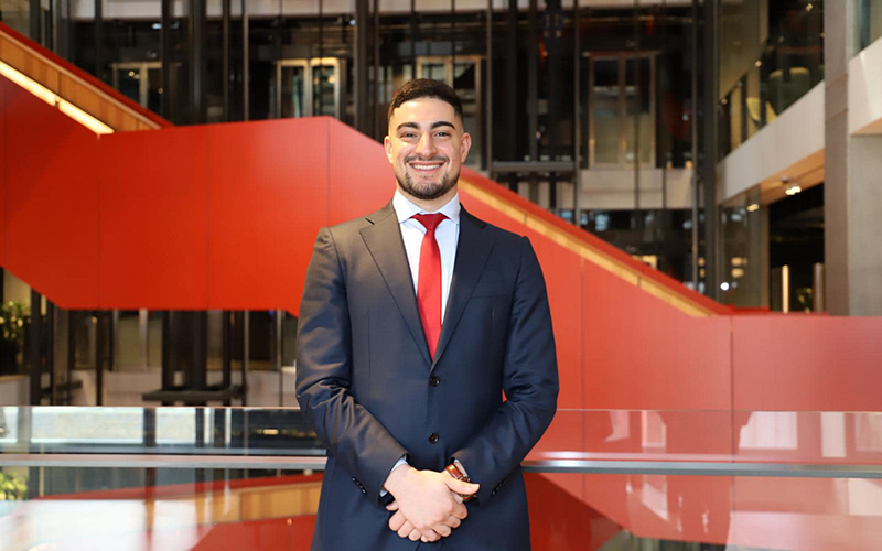 طالب من جامعة التكنولوجيا في سيدني يشارك في محاضرة اقتصادية بجامعة كركوك