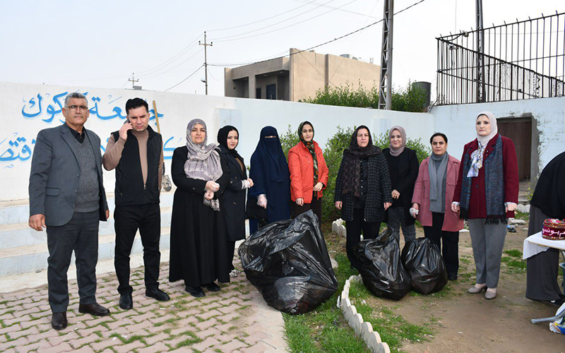 حملة تطوعية لتنظيف أروقة كلية الإدارة والاقتصاد لتعزيز البيئة الجامعية