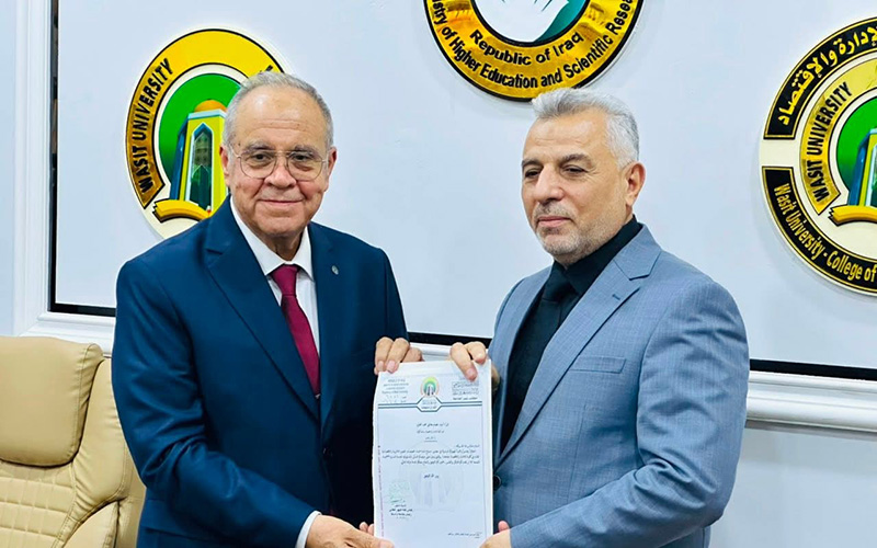 تكريم عميد الكلية بشهادة تقديرية