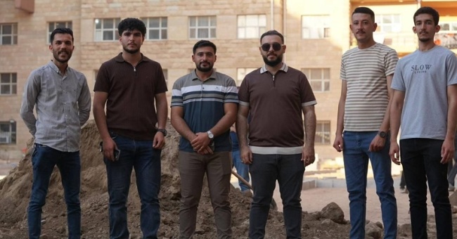 طلبة كلية الزراعة يشاركون فى حملة تطوعية كبرى لتأهيل وزراعة حدائق المجمع السكني للطالبات