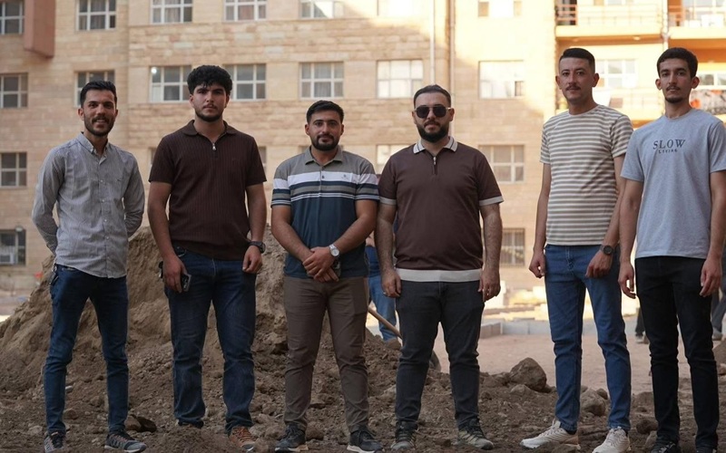 طلبة كلية الزراعة يشاركون فى حملة تطوعية كبرى لتأهيل وزراعة حدائق المجمع السكني للطالبات