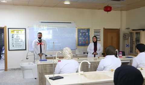 كلية الصيدلة تنظم محاضرة حول تقييم جودة تخزين الأدوية في الصيدليات الأهلية