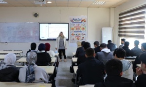 كلية الصيدلة تنظم محاضرة عن الابتزاز الإلكتروني وآثاره السلبية