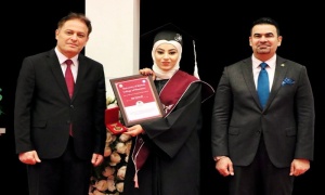 في مشهدٍ يجسّد التزامهم بالقيم الأخلاقية .. طلبة صيدلة جامعة كركوك يرددون القَسَم الطبي والتخرج 