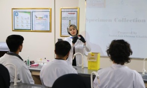 كلية الصيدلة تنظم ورشة عمل حول طرق أخذ العينات لإجراء الفحوصات المختبرية