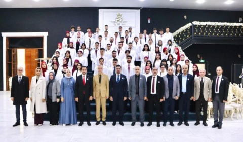 بمشاركة رئيس الجامعة.. طلبة كلية الطب ينطلقون في رحلتهم الطبية بحفل ارتداء المعطف الأبيض