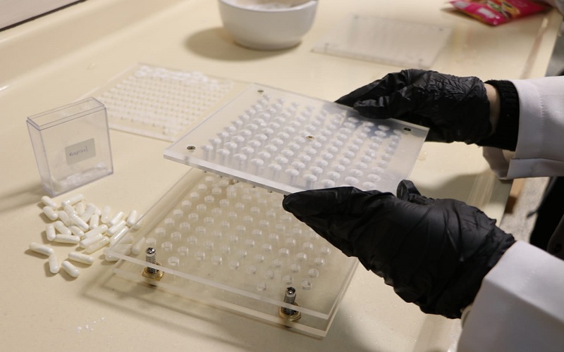 كلية الصيدلة تنظم ورشة عمل حول كيفية تحضير المستحضرات الصيدلانية