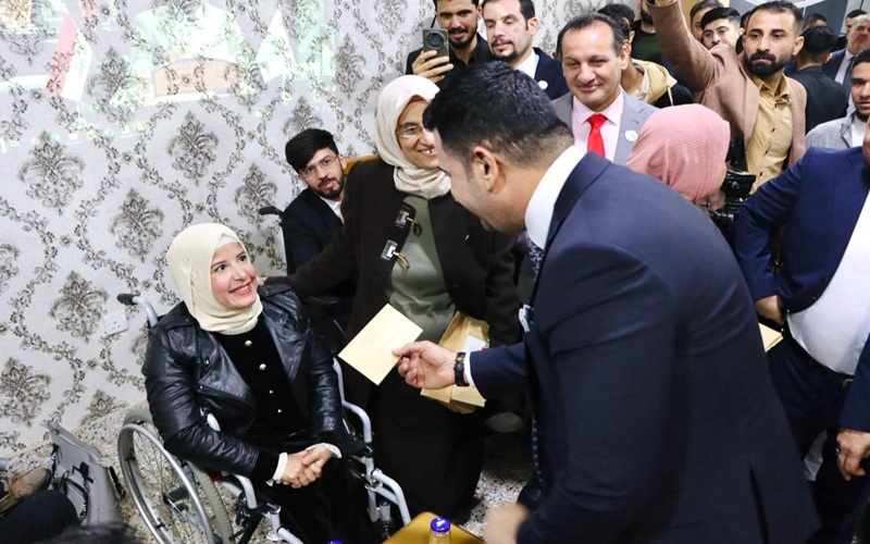 رئيس جامعة كركوك يكرم الطلبة من ذوي الهمم