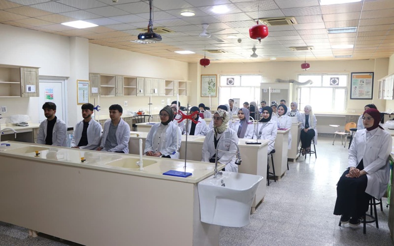 كلية الصيدلة تنظم محاضرة حول تقييم جودة تخزين الأدوية في الصيدليات الأهلية